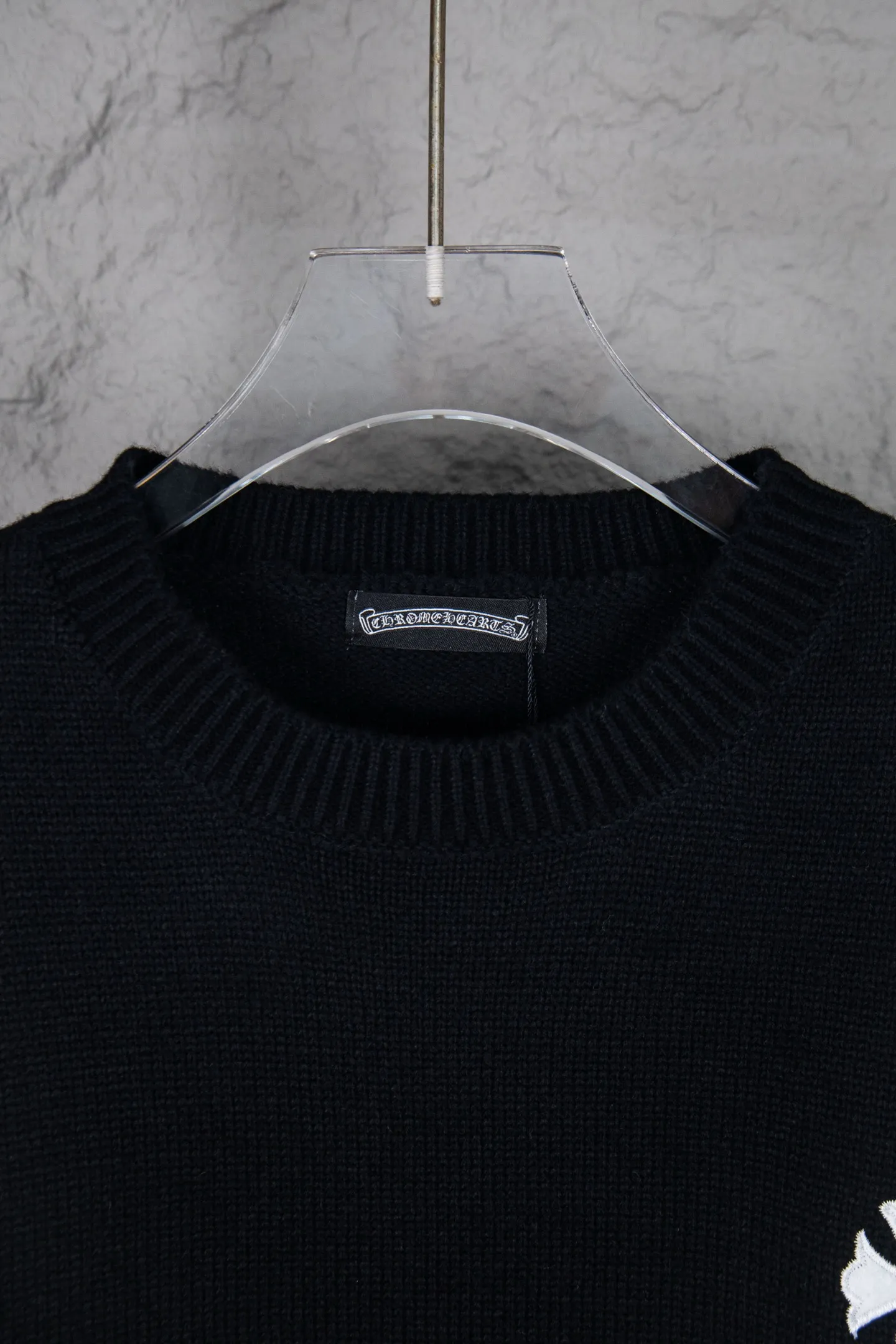 P250 Chrome Hearts CH Chrome Hearts Patch Cross Hole Knitted Sweater Pullover. The popular style is the same for men and women. It is matched with black and white. It looks good in real life. It looks good on the upper body. It looks good in daily wear. It is even more photogenic. It’s hard not to buy it. Buy it for me!!! Believe me, no one can refuse such a machine-length Chrome Hearts jacket. It has expanded the version based on the old version. The upper body is loose and stylish. The casual design of the hem is expanded to make fat people slim down to the extreme. Slim people are limited to high-end and high-end. 10,000 yuan ZP printing. 1:1 perfect restoration. Looks good when worn alone. Both men and women can control it easily. If you care more about quality, you must also respect the price. It is completely different from the thin see-through bottoms that pill when worn. If the style makes you shine at a glance, then quality is what you should pay more attention to. Compared with price, what we focus on is quality. Customers who have received my products know all about it. ️️️ Sweaters on the market are generally made of bract yarn. We use modal. Compared with core-spun yarn, the advantages are very intuitive: high cost, high price, high density, relatively expensive for developers, allowing us to make a lot less money. In addition, the upper body is delicate, anti-pilling, and high-end. We are conscientious sellers. Quality determines the upper body effect. No matter how bad the quality, the best style is still the temperament of the urban-rural fringe. We only do long-term business. Quality determines character. Take it back and wear it with confidence and wash it. The quality of the pattern will definitely make your eyes shine. We only make the right version of high quality. We make high-end hard goods. Reject junk goods and reject fast food. Conscientious quality and conscientious price. You deserve it!  Color: Black White Gray Red Size: S M L